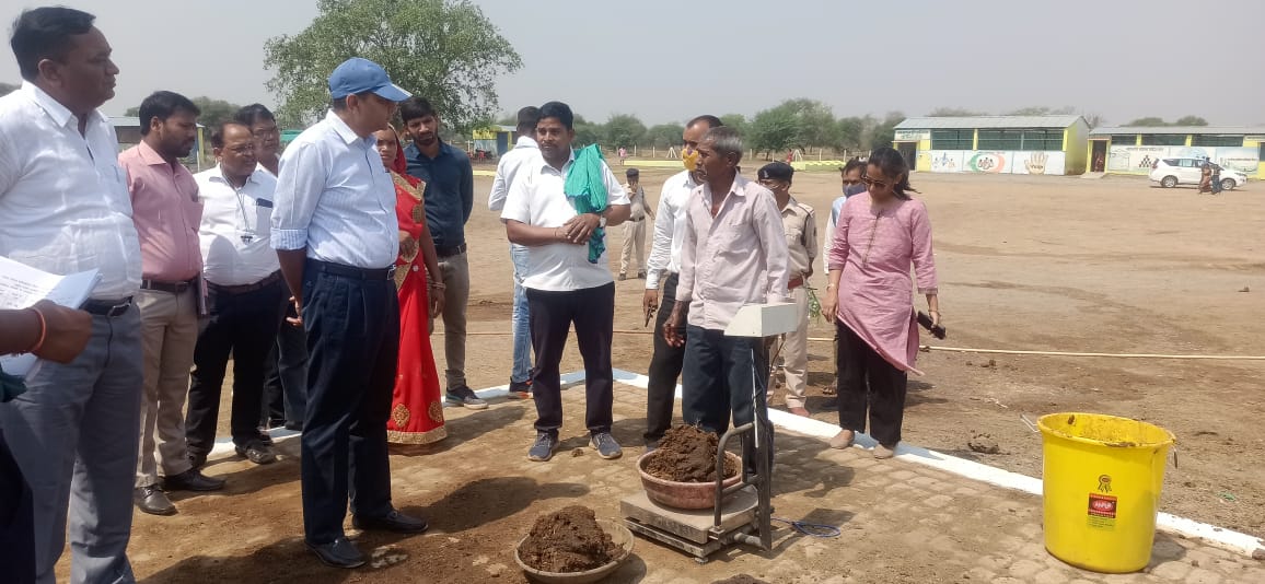 मुख्य सचिव अमिताभ जैन बलौदाबाजार जिले के ग्राम पुरैना-खपरी के गौठान में गौठान कार्यक्रम मे शामिल हुए