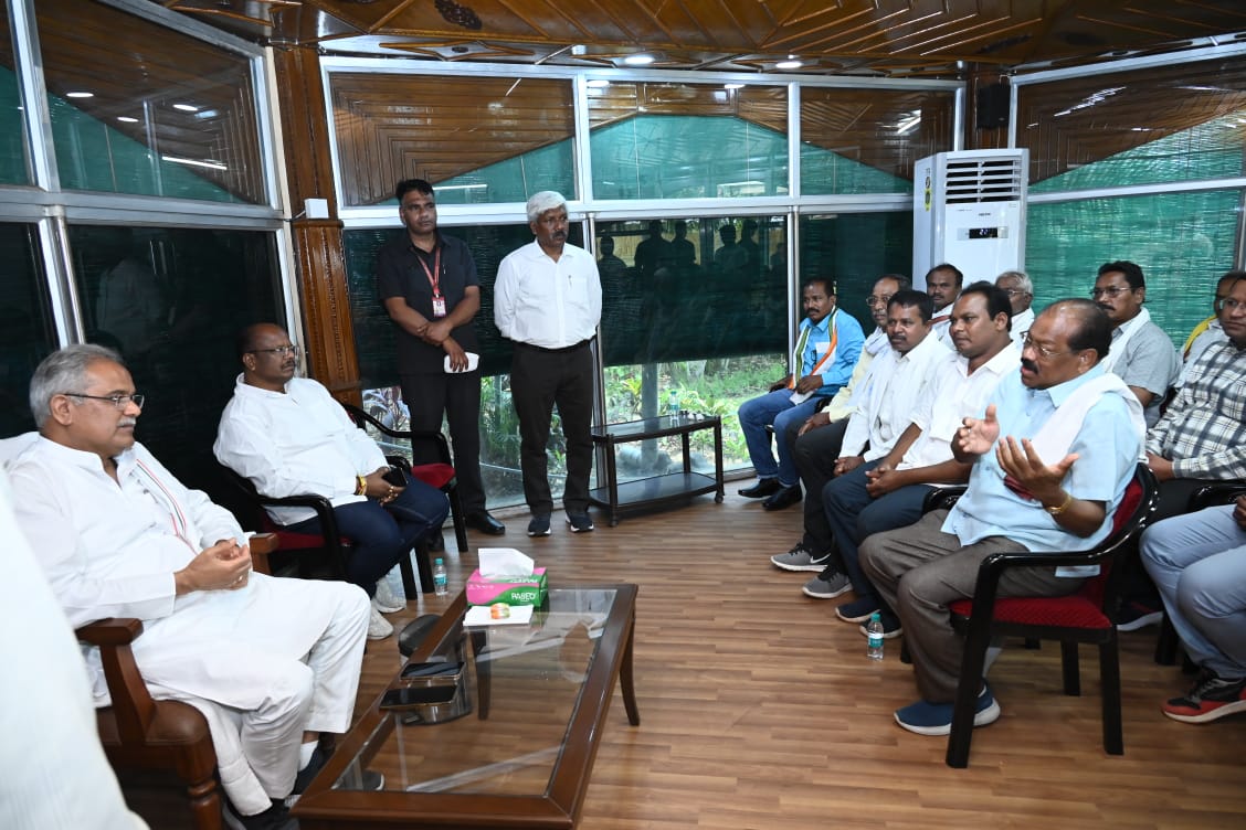 raipur news मुख्यमंत्री भूपेश बघेल cm bhupesh bhagel से आज यहाँ उनके निवास कार्यालय में विधानसभा उपाध्यक्ष मनोज मण्डावी के नेतृत्व में सर्व आदिवासी समाज के प्रतिनिधि मंडल ने सौजन्य मुलाकात की।
