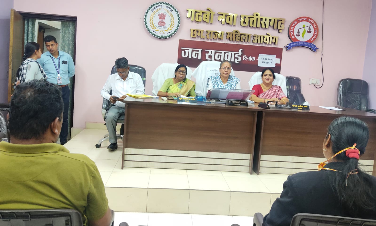 आयोग की समझाइश पर सरकारी भृत्य अपने वेतन से पत्नी को 75 प्रतिशत वेतन प्रतिमाह देने तैयार हुआ*