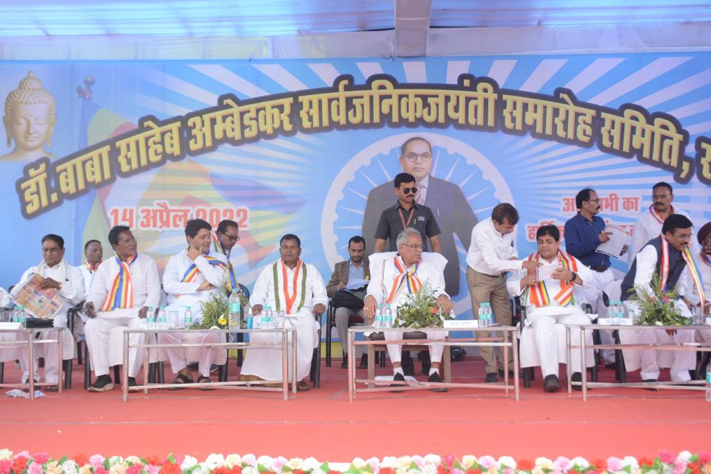 बाबा साहेब की मूर्ति पर माल्यार्पण कर उन्हे नमन किया गया