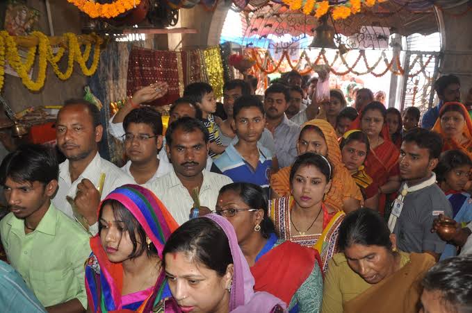 कोविड-19 महामारी के दो साल बाद चैत्र नवरात्र को लेकर भक्तों मे भारी उत्साह, माता के पांचवे स्वरूप स्कंदमाता के दर्शन करने भक्तो का तांता दिनभर लगा रहा