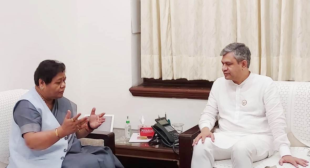 रेल कनेक्टिविटी और यात्री सुविधाओं के विस्तार के संबंध में की चर्चा