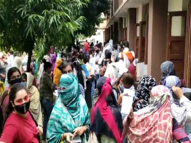BIG NEWS : पंडित रविशंकर की वार्षिक परीक्षा 16 अप्रैल से शुरू, उत्तरपुस्तिका प्राप्त करने कालेज परिसर मे उमड़ी भीड़