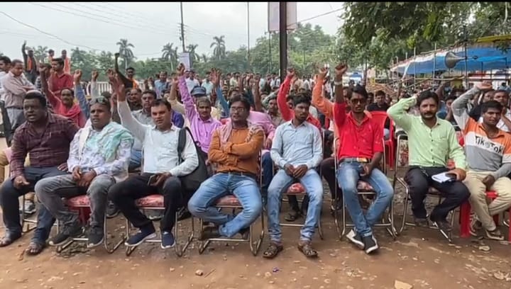 raipur news : सर्व विभागीय दैनिक वेतन भोगी कर्मचारी संघ ने अपनी तीन सूत्रीय मांगों को लेकर शुक्रवार को बूढ़ा पारा budhapara ,protest site