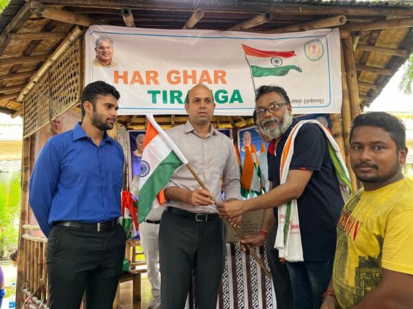 RAIPUR NEWS : कलेक्टर डॉ. भूरे ने कलेक्टोरेट परिसर में तिरंगा स्टॉल का किया शुभारंभ, लोगों से घरों में तिरंगा फहराने की अपील